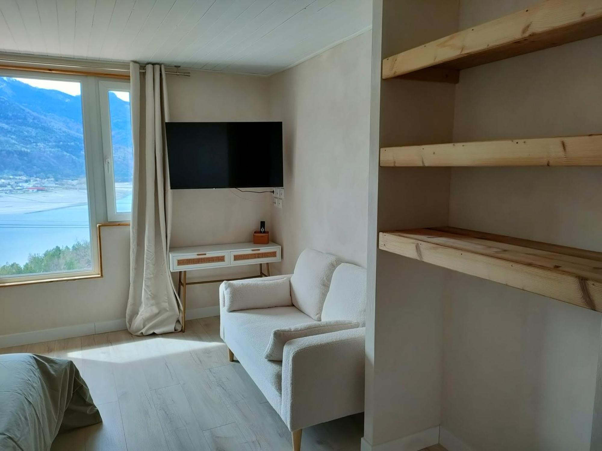 Le Cosy Du Plongeoir - T2 Neuf Avec Vue Sur Le Lac De Serre Poncon Et Grande Terrasse Avec Jardin Savines Phòng bức ảnh