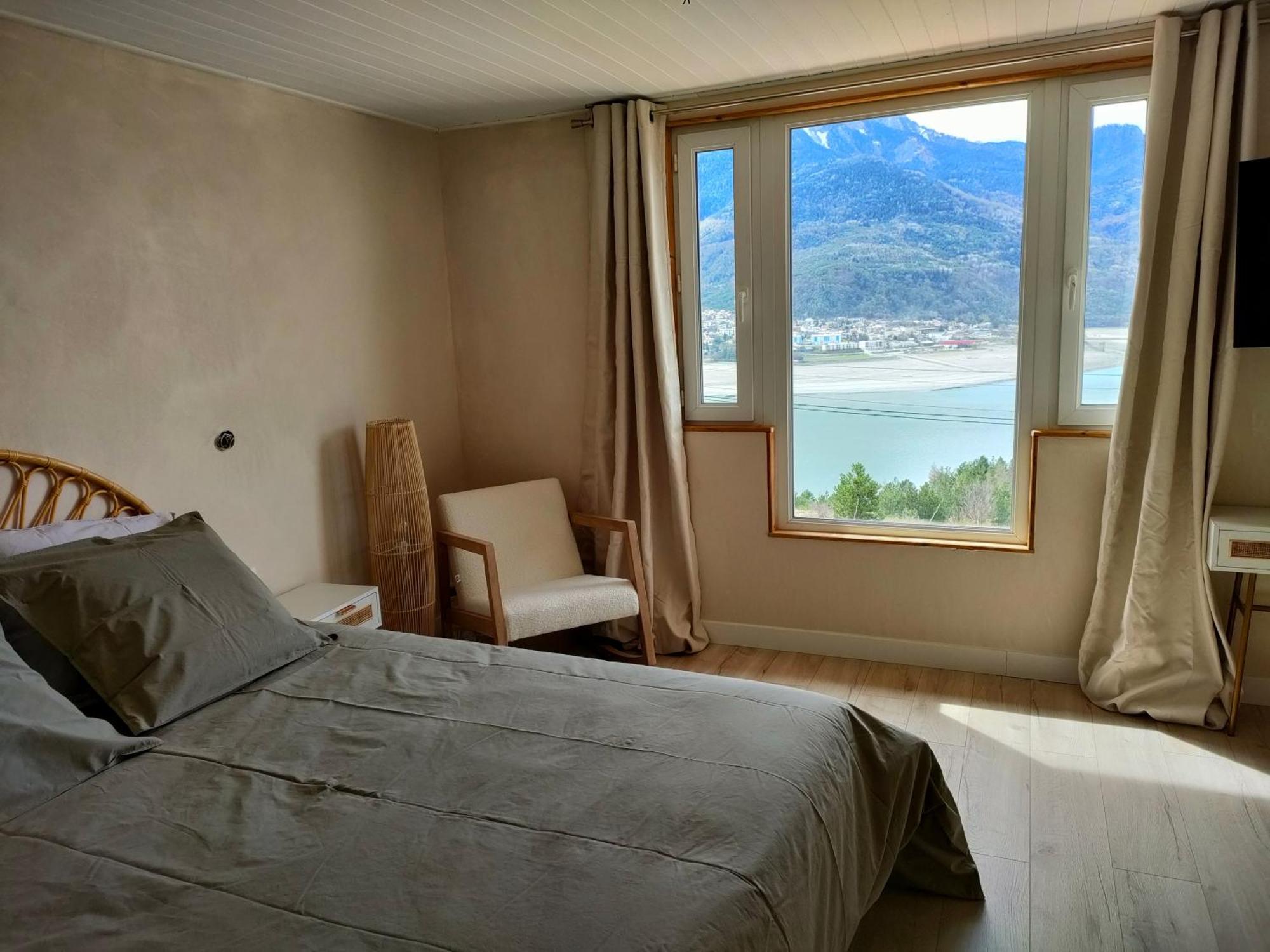 Le Cosy Du Plongeoir - T2 Neuf Avec Vue Sur Le Lac De Serre Poncon Et Grande Terrasse Avec Jardin Savines Phòng bức ảnh
